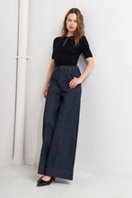 Load image into Gallery viewer, Sleek Frame Denim