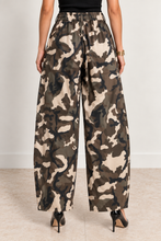 Load image into Gallery viewer, Oliva Camo Pants