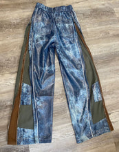 Load image into Gallery viewer, The Side Reveal Jean