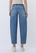 Load image into Gallery viewer, Motion Barrel Jeans
