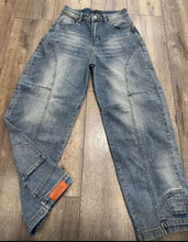 Load image into Gallery viewer, Barrel Distric Jeans
