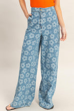 Load image into Gallery viewer, Bloomwash Wide Jeans
